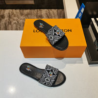 S-shoe Louis Vuitton Flat Slippers Women Non-slip Beach Shoes Casual Shoes Ladies Sandals Platform Women Shoes Summer Round Toe Outdoor Beach Dress Slippers Thick Sole