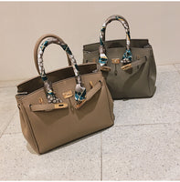 L-package 30-24-15cm Women's Padlock Handbags With Gold Hardware On Clearance whit Silk ribbon